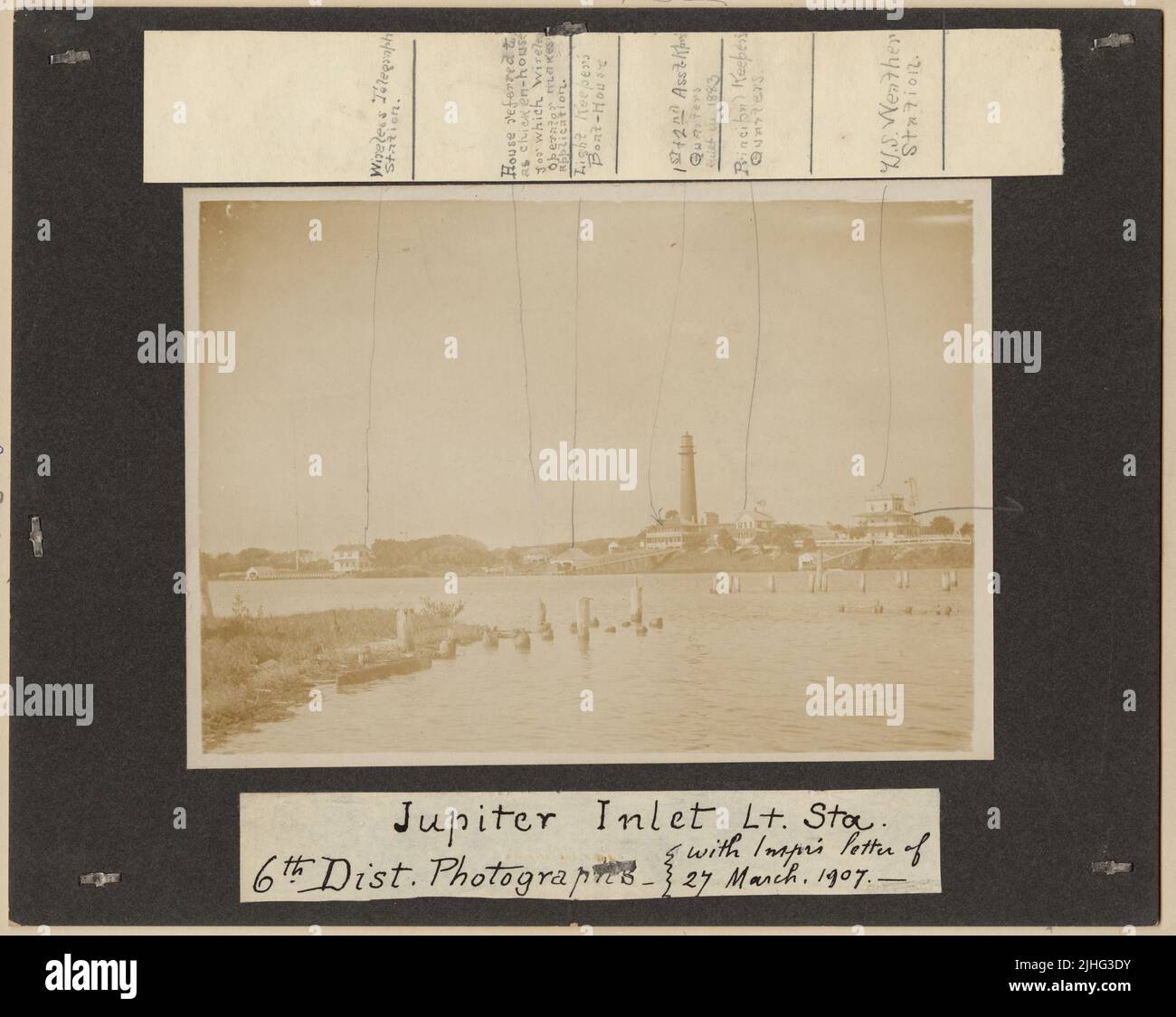 Florida - Jupiter Inlet. Jupiter Inlet Light Station, Florida. Ganz links: Drahtlose Telegrafenstation. 2. von links: Haus, das als Hühnerstall bezeichnet wird, für das der Mobilfunkbetreiber Anwendung leistet. 3. von links: Bootshaus des Light Keeper. 4. von links: 1. & 2. Asst. Das 1883 erbaute Keeper's Quarters (in der Nacht vom 28. Juli 1927 durch einen Brand zerstört). 2. von rechts: Hauptquartier des Hüters. Ganz rechts: US-Wetterstation. Stockfoto