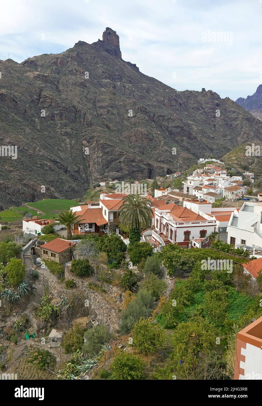 Blick auf das Bergdorf Tejeda und Roque Bentayga, Kanarischen Inseln, Spanien, Europa Stockfoto