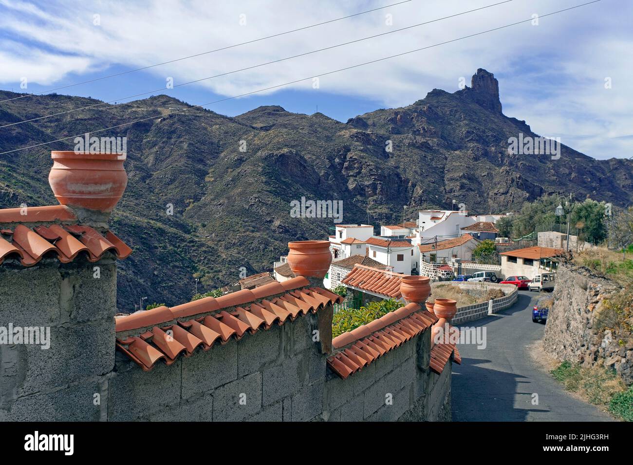 Blick auf das Bergdorf Tejeda und Roque Bentayga, Kanarischen Inseln, Spanien, Europa Stockfoto