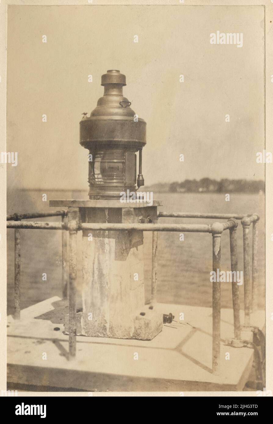 K.a. - Verschiedenes 6. Bezirk. Betonsockel. Sockel mit Linsenlaterne. 12 Meter entfernt. Stockfoto