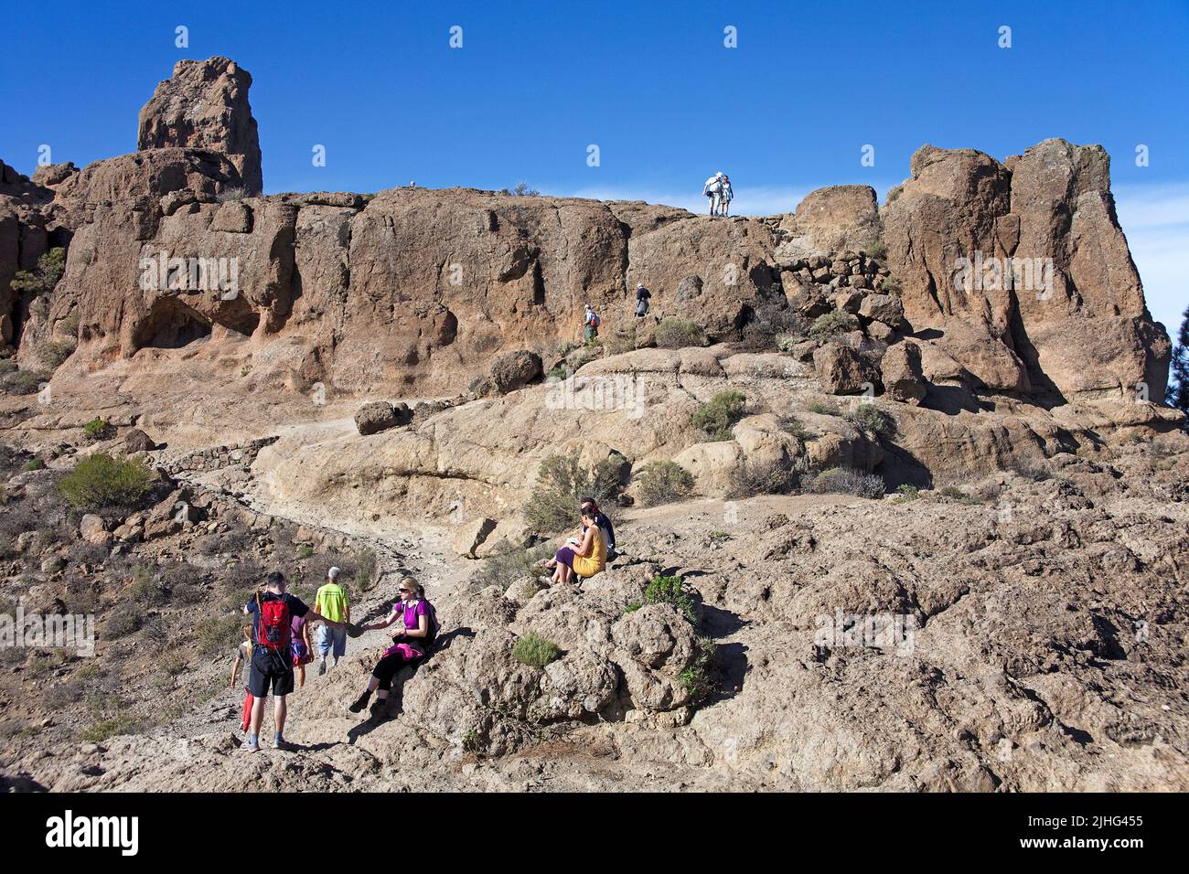 Wanderer auf der Roque Nublo, Tejeda, Grand Canary, Kanarische Inseln, Spanien, Europa Stockfoto