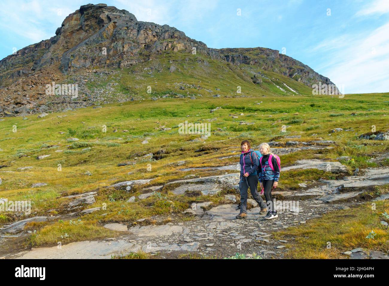 Frau und Mädchen wandern in Rissajaure in Kiruna County, Schwedisch Lappland, Schweden Stockfoto