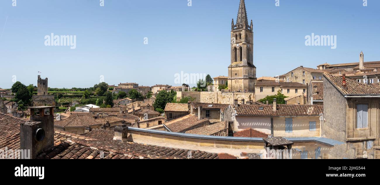 Panoramablick auf Saint Emilion mit der imposanten monolithischen Kirche mit einem 68 Meter hohen Glockenturm Saint Emilion France Stockfoto