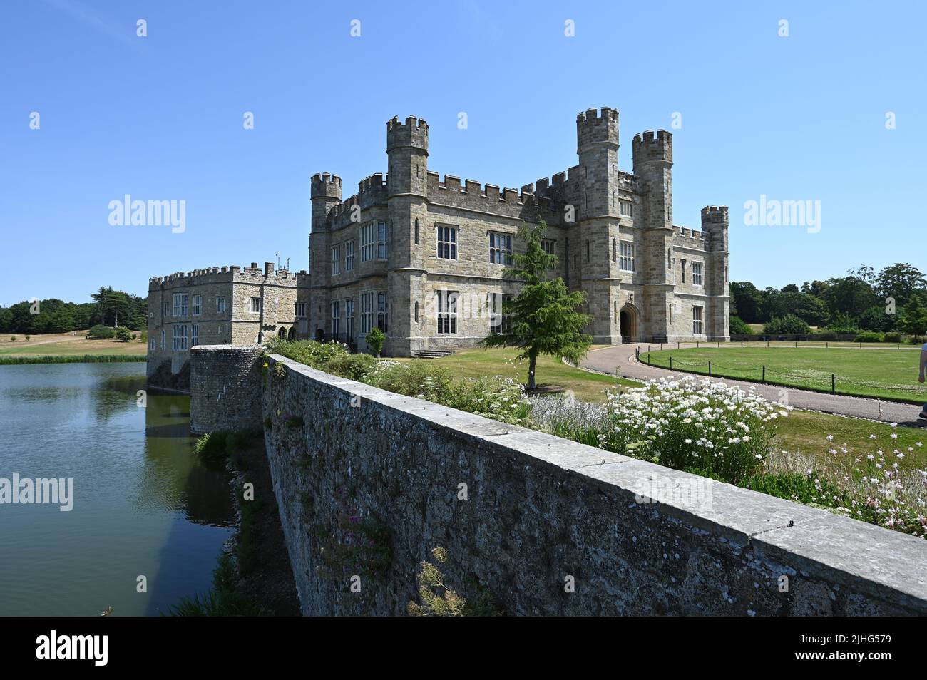 Leeds Castle in Kent an einem heißen Sommertag. Stockfoto