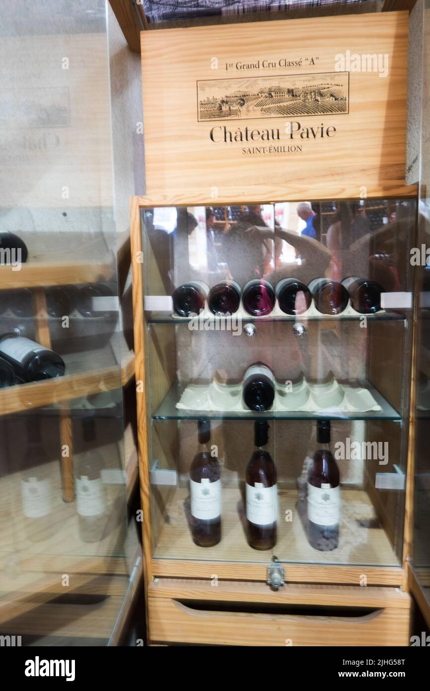 Grand Cru Wein oder First Great Growths A, die Premiers Grands Crus Klasse A die höchste Klassifizierung der St-Emilion Weine in einem Geschäft ausgestellt Stockfoto Grand Cru Wein oder First Great Growths A, die Premiers Grands Crus Klasse A die höchste Klassifizierung der St-Emilion Weine in einem Geschäft ausgestellt Stockfoto