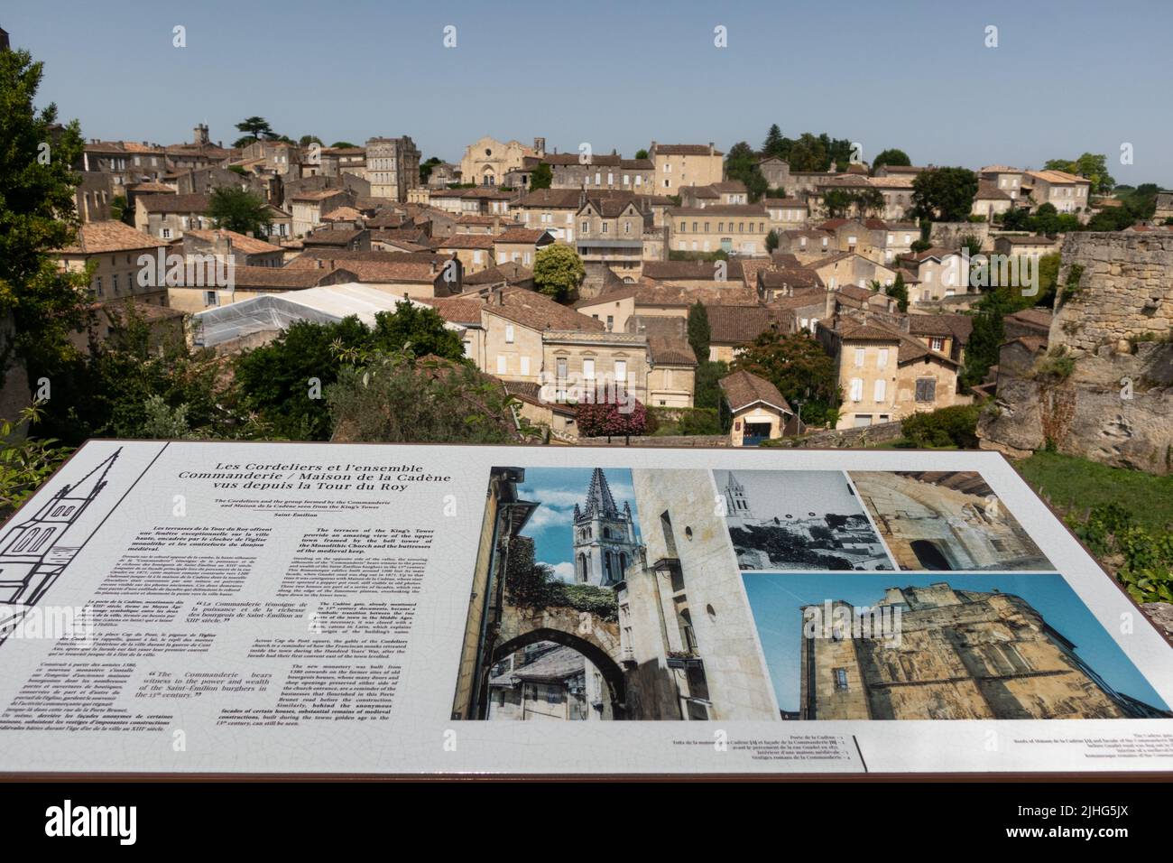 Informationstafel mit Blick auf die Terrassen vom Turm des Roy, auch bekannt als der Königsturm oder Kings Keep n Saint-Émilion France Stockfoto