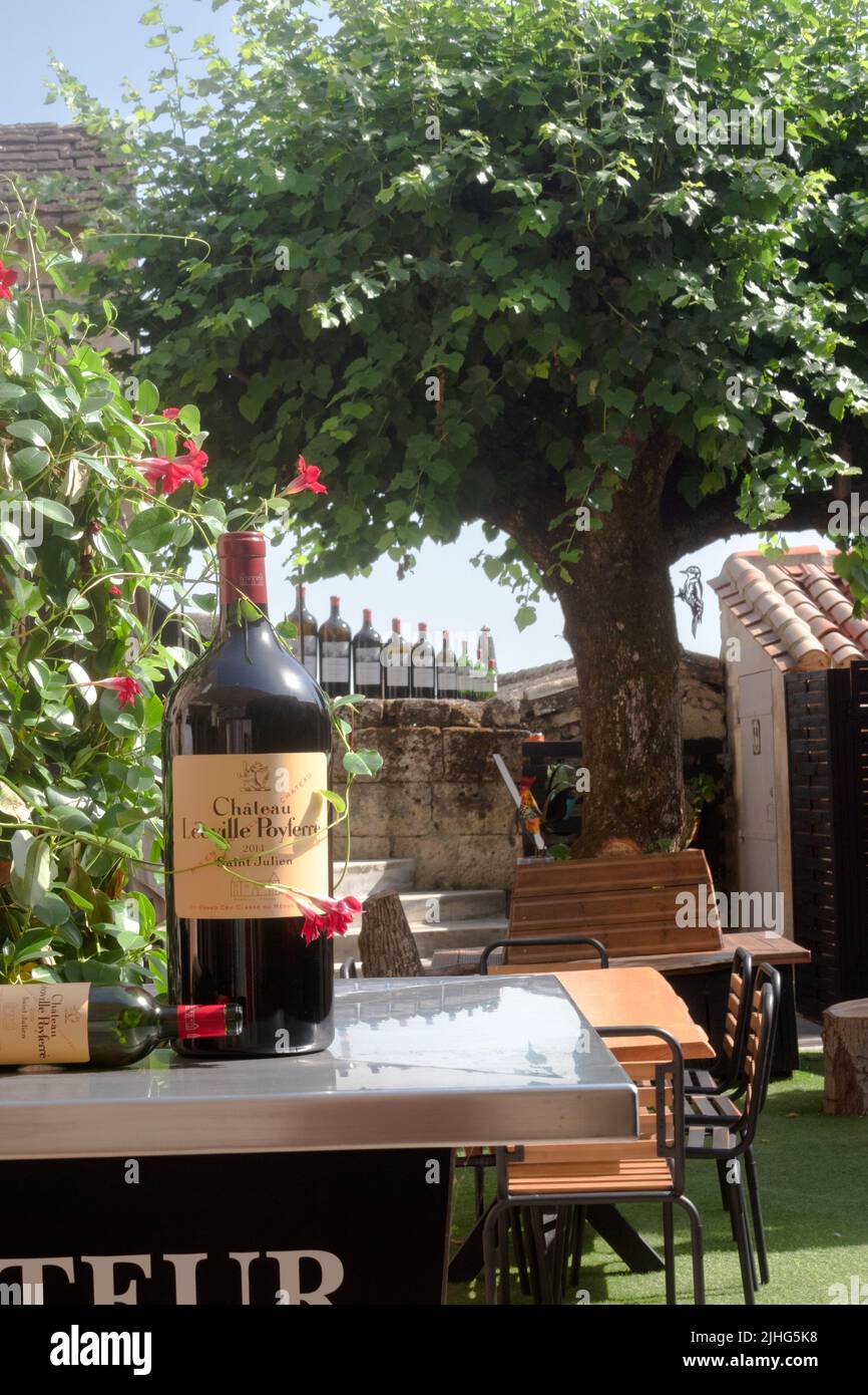 Chateau Leoville Poyferre Saint Julien 2014 Ein Rotwein aus Médoc, Bordeaux, Frankreich. Hergestellt aus 60 % Cabernet-Saugen, 35 % Merlot, 3 % Cabernet-Franc, Stockfoto Chateau Leoville Poyferre Saint Julien 2014 Ein Rotwein aus Médoc, Bordeaux, Frankreich. Hergestellt aus 60 % Cabernet-Saugen, 35 % Merlot, 3 % Cabernet-Franc, Stockfoto