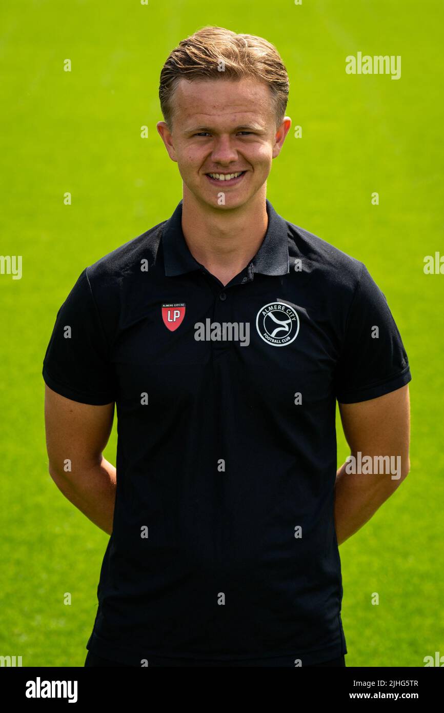 ALMERE, NIEDERLANDE - 14. JULI: Lucas Posthuma vom Almere City FC während des jährlichen Club Photocall im Yanmar Stadion am 14. Juli 2022 in Almere, Niederlande (Foto: Rene Nijhuis/Orange Picters) Stockfoto