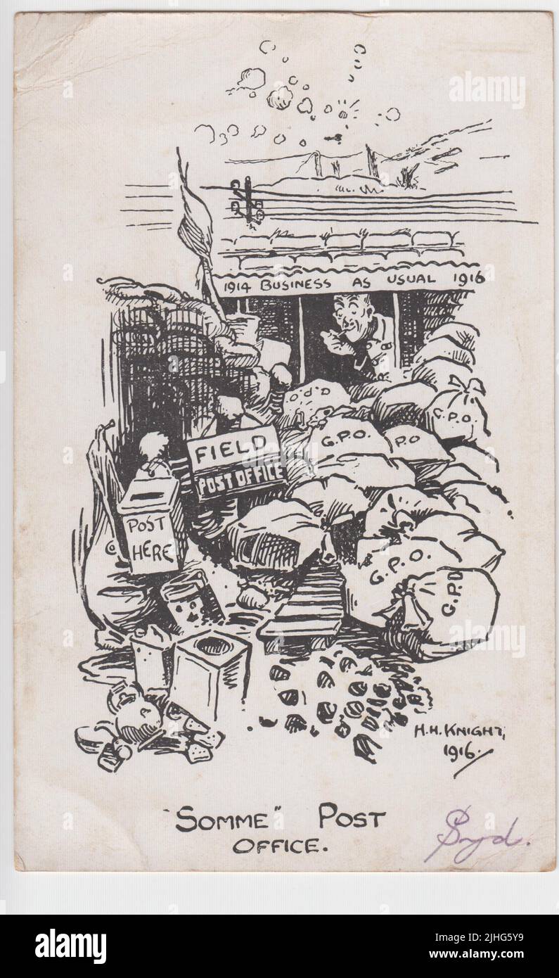 „Somme Post Office“: Karikatur von H. Knight, 1916, zeigt ein Postamt in einem Graben an der Westfront. Ein Soldat / Postmeister befindet sich in einem aus Sandsäcken gebauten Tierheim, vor dem sich volle Beutel mit GPO-Post befinden. Ein Flugzeug fliegt im Hintergrund Stockfoto