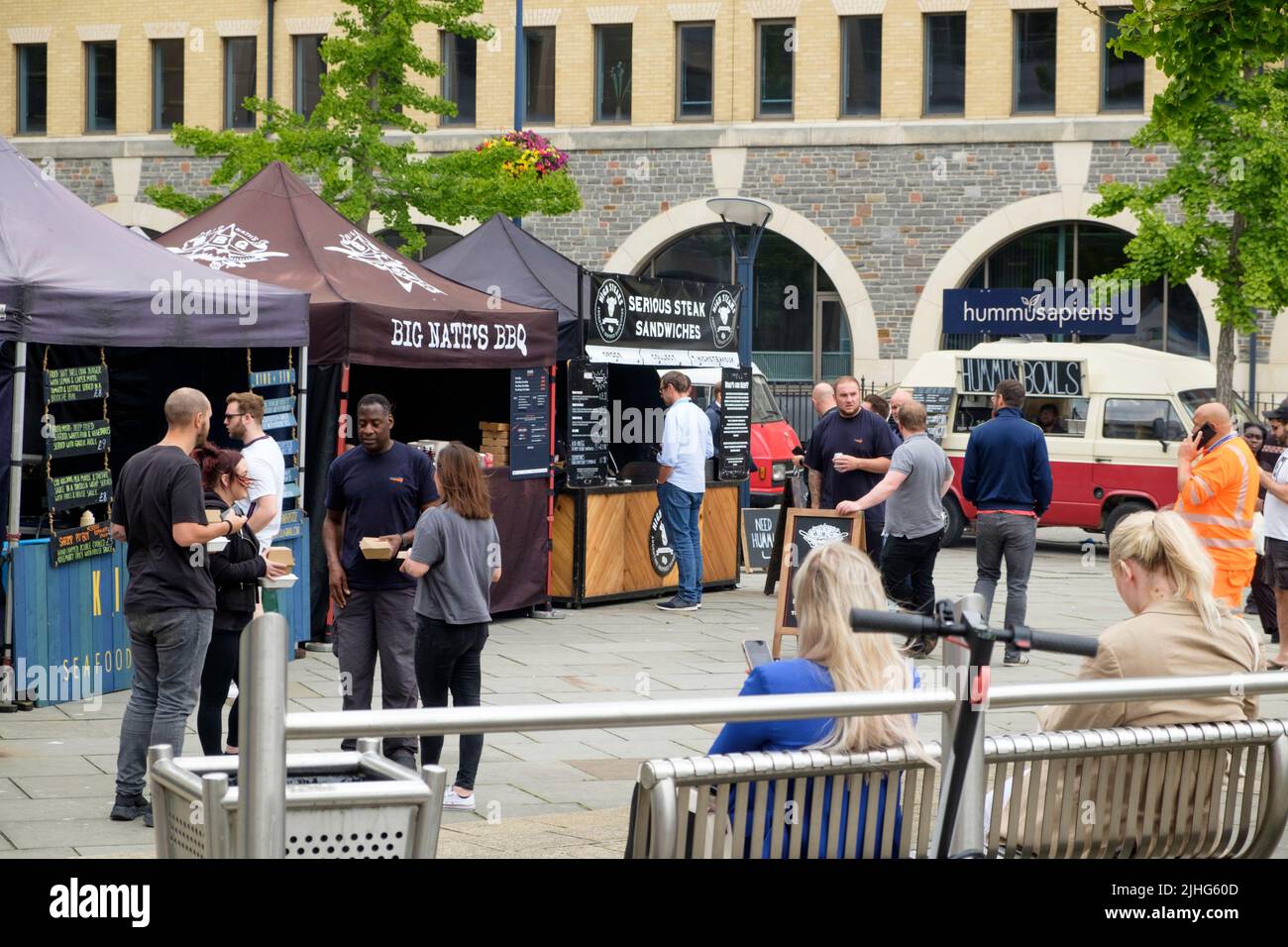 Mittagspause am Temple Quay Marketbuden;People; in Bristol, Großbritannien Stockfoto