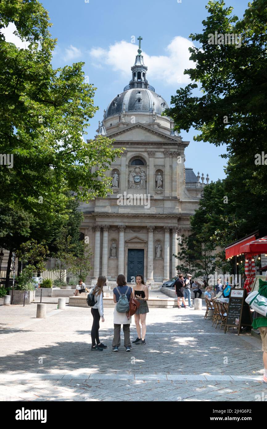 Quartier Latin von Paris mit der Kuppel der Kapelle Saint Ursule an der Universität Sorbonne im Hintergrund Stockfoto