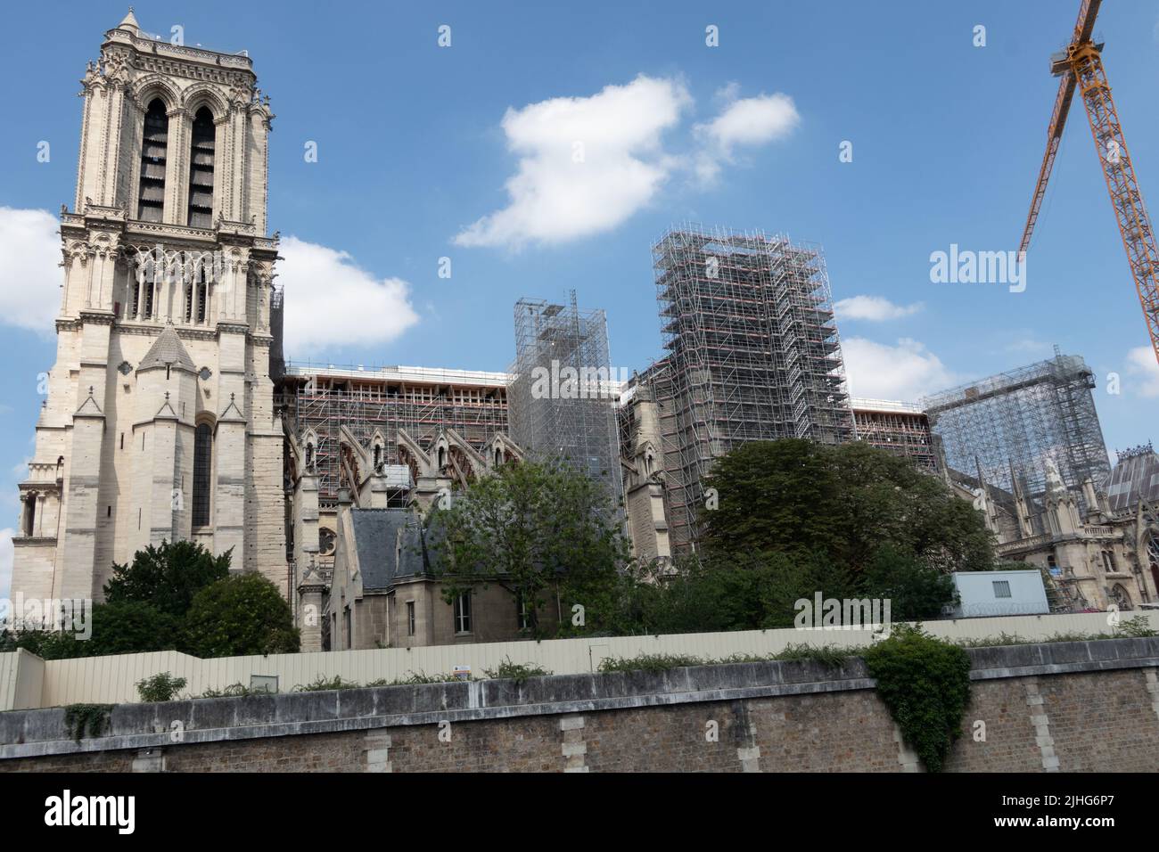 Die Wiederaufbaustelle von Notre-Dame im Juni 2022 nach einem Brand riss durch die berühmte Kathedrale. Stockfoto