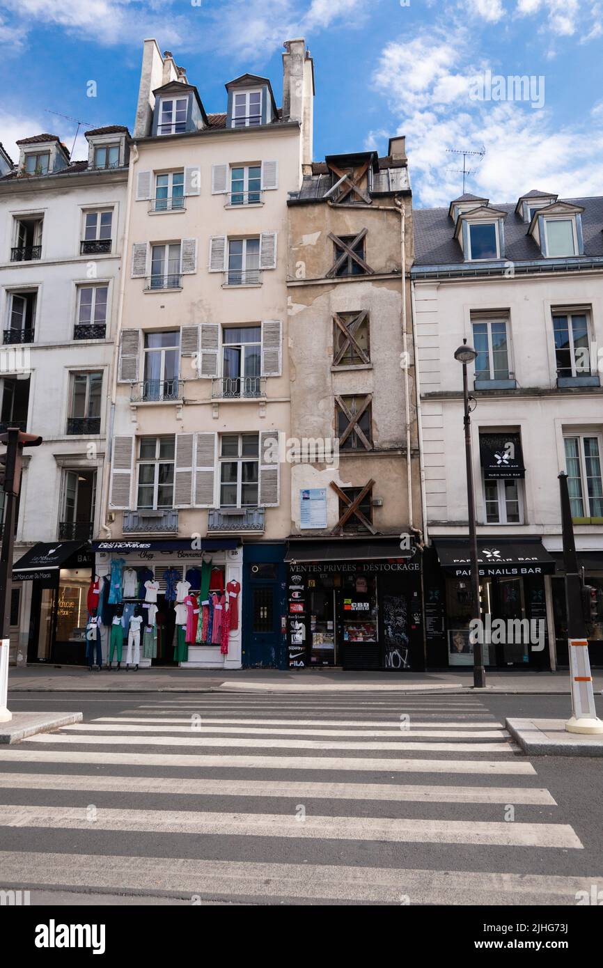 Hohe Gebäude, die repiarbedürftige Gebäude in LS Marais Paris Frankreich Stockfoto