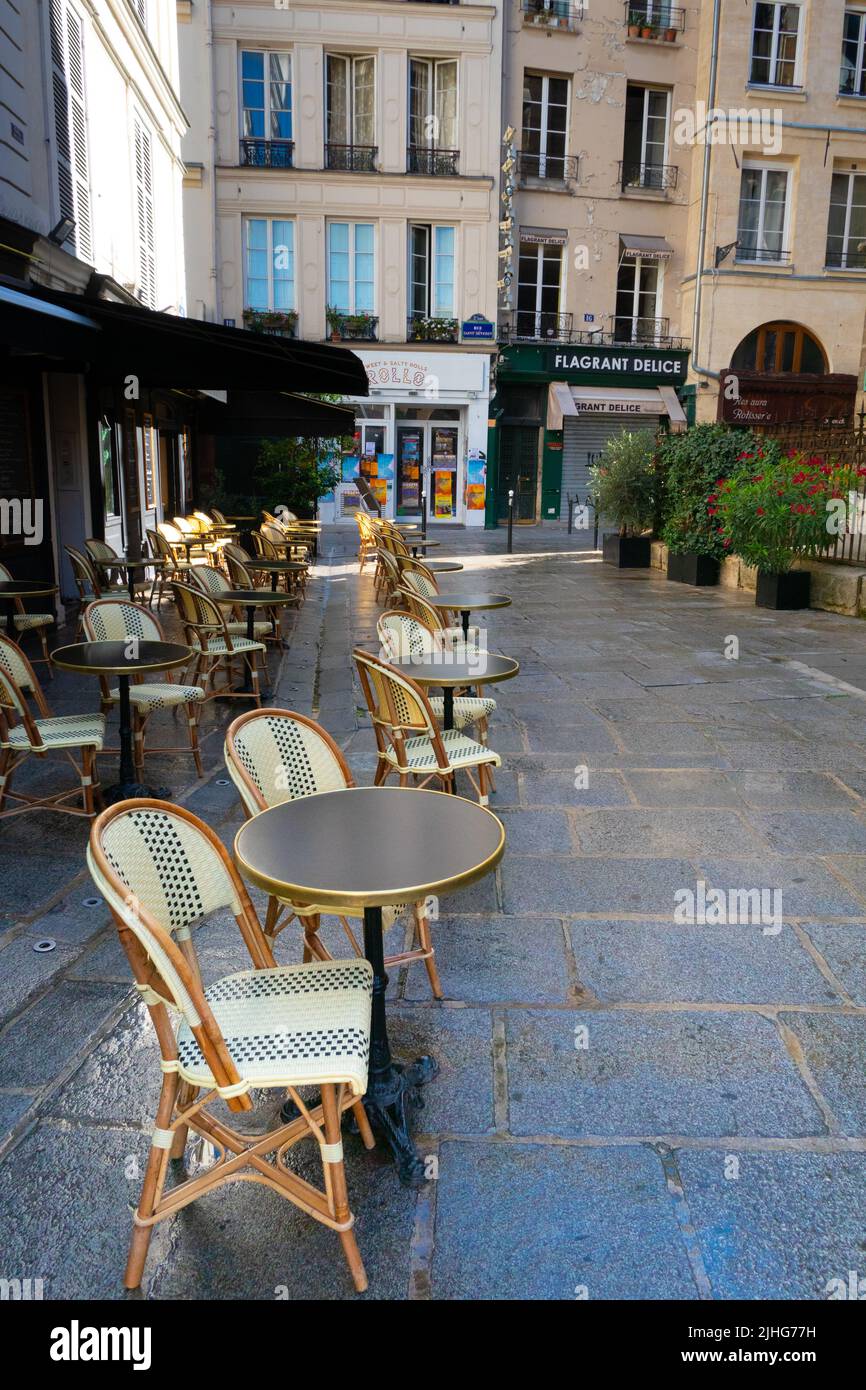 Straßenszene mit leeren Tischen und Stühlen in der Rue Saint Sevrein Paris France Stockfoto