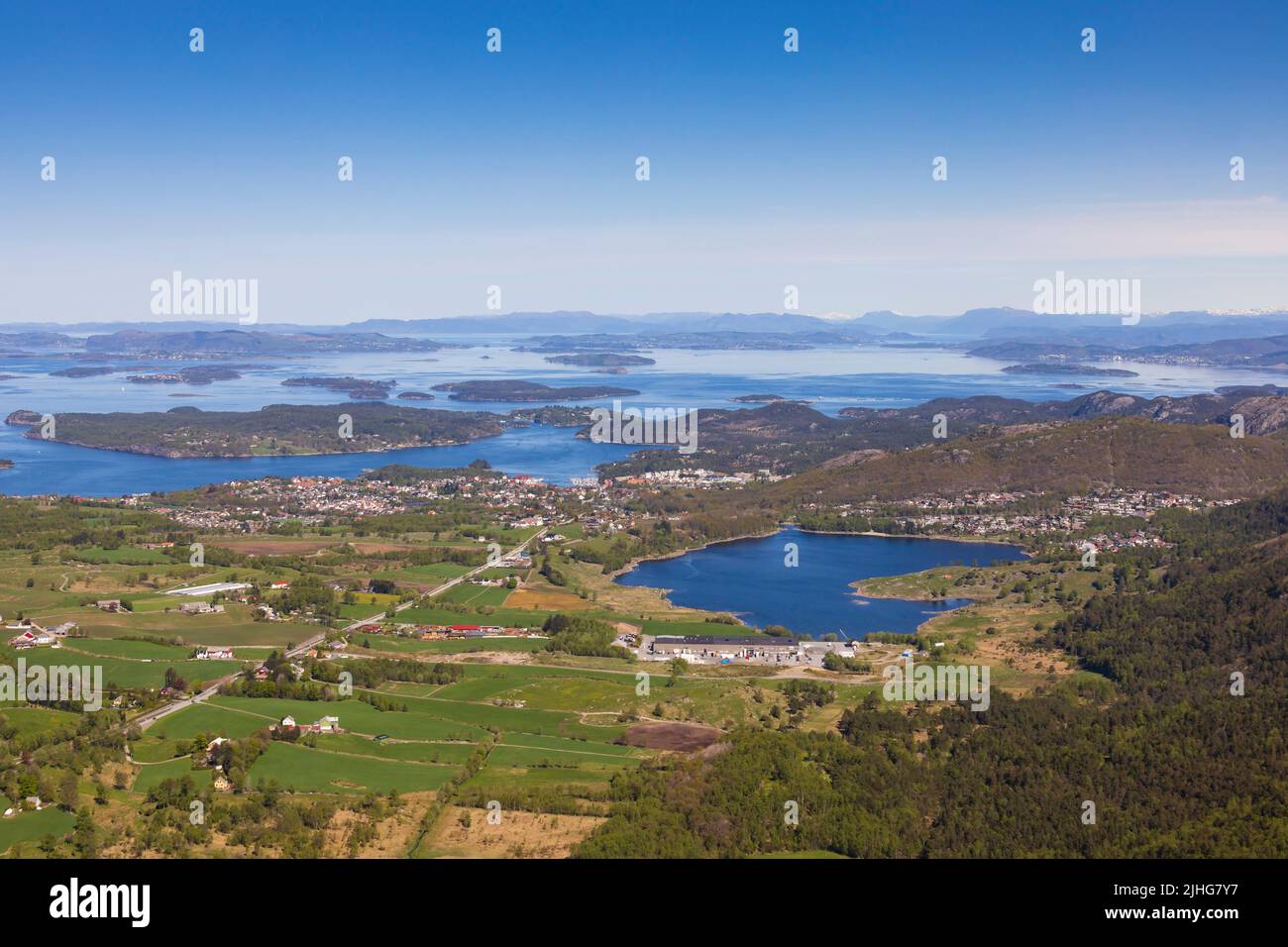 Hubschrauberflug Richtung Stavanger über dem Wasser. Stavanger, Norwegen Stockfoto