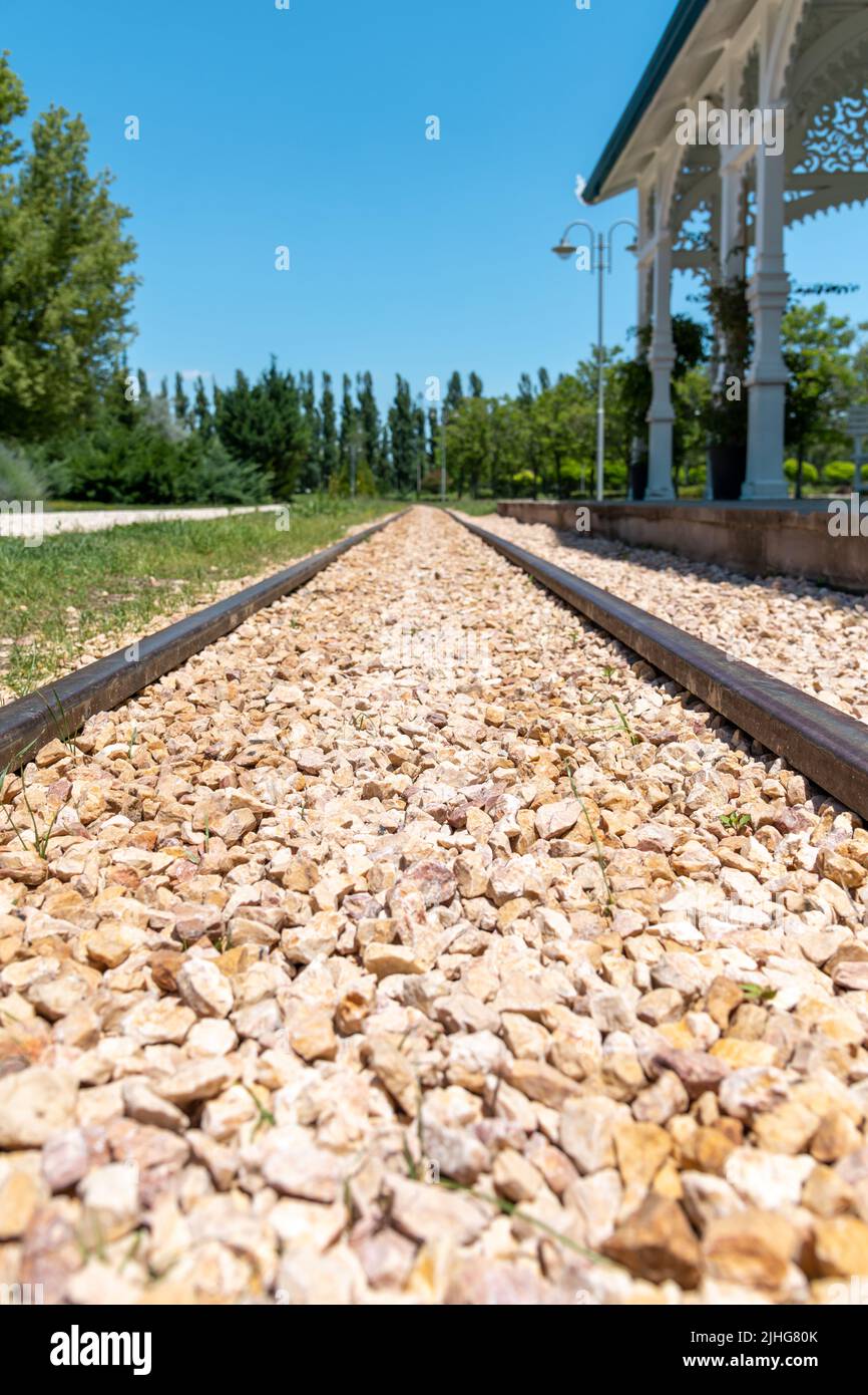 Bahngleise vor dem Bahnhof an einem sonnigen Tag in horizontalem Winkel Stockfoto