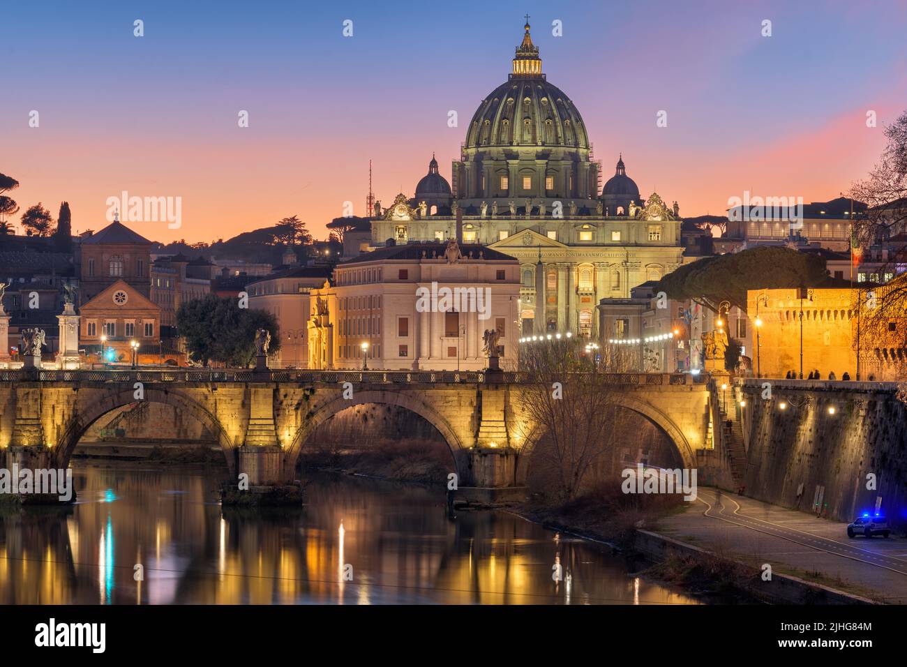 Petersdom in der Vatikanstadt am Tiber durch Rom, Italien in der Abenddämmerung. Stockfoto
