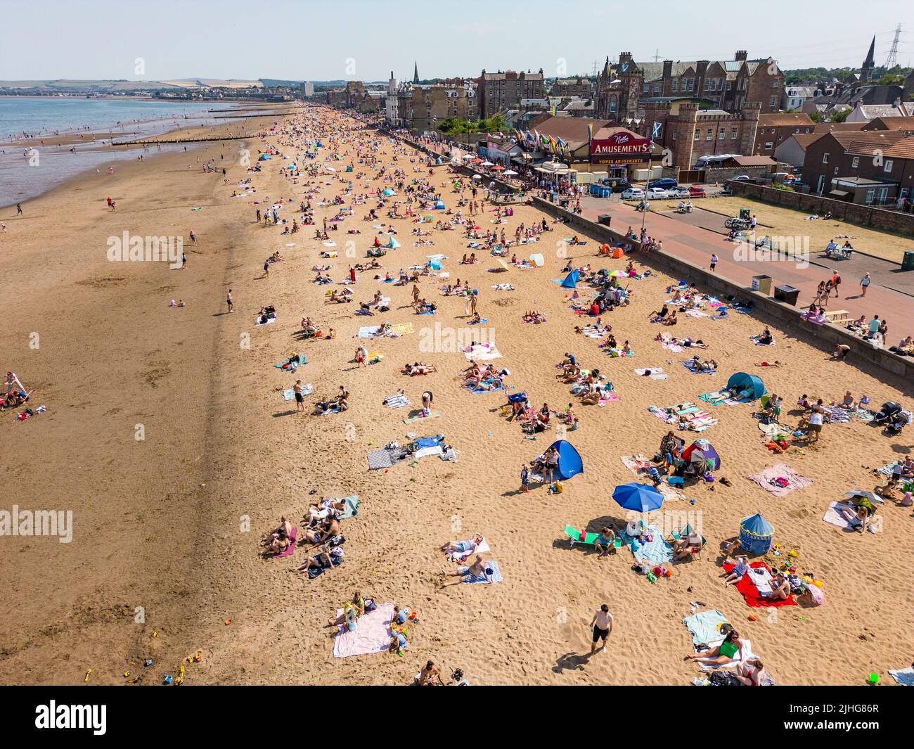 Edinburgh, Schottland, Großbritannien. 18. Juli 2022. Sehr heißes Wetter in Schottland mit Temperaturen von bis zu 31C an der Ostküste. Die heißen Temperaturen brachten Tausende von Sonnenanbetern an die Strände entlang der schottischen Küste. Bild: Der beliebte Portobello-Strand außerhalb von Edinburgh war sehr voll. Iain Masterton/Alamy Live News Stockfoto