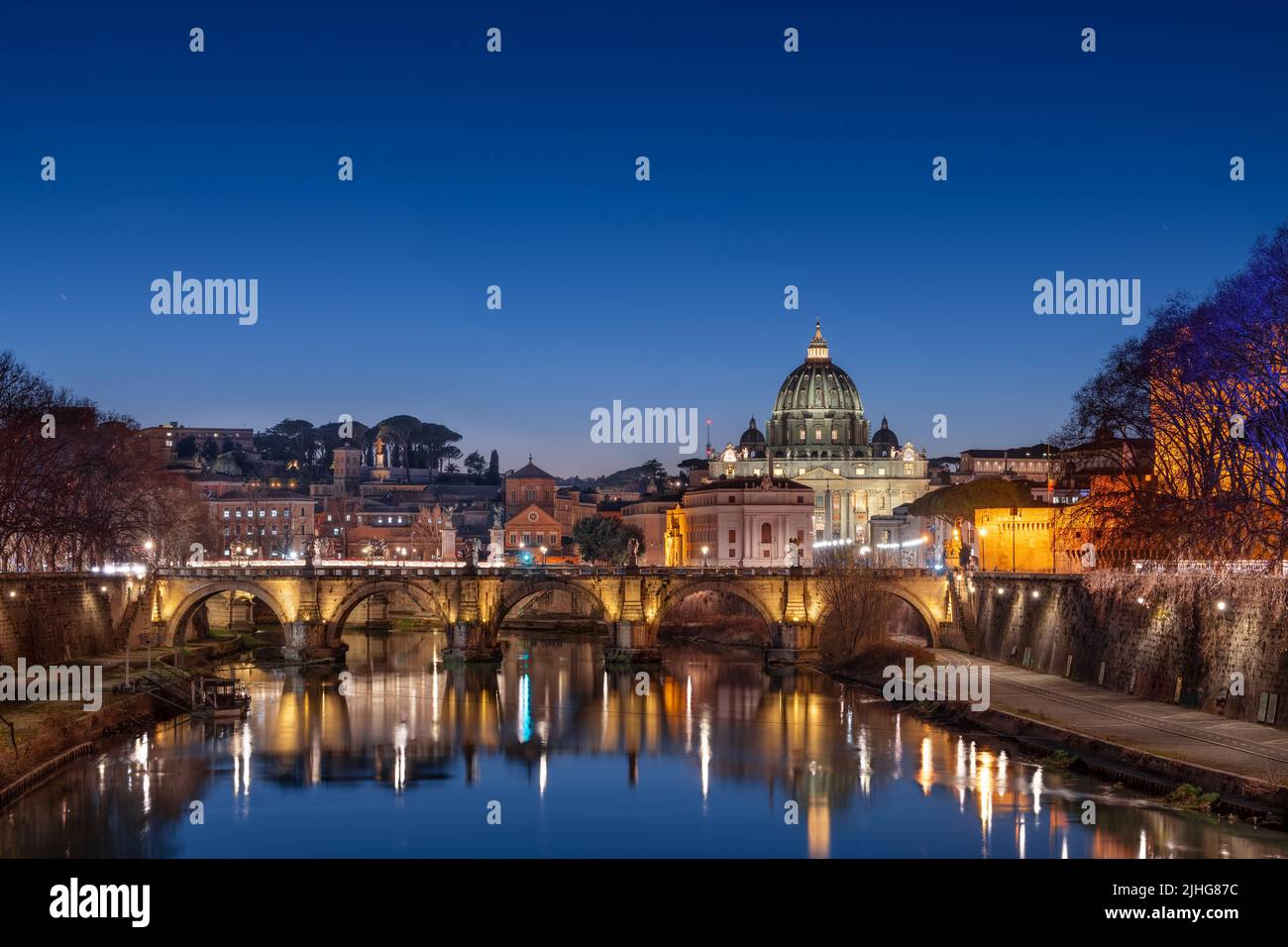 Petersdom in der Vatikanstadt am Tiber durch Rom, Italien in der Abenddämmerung. Stockfoto