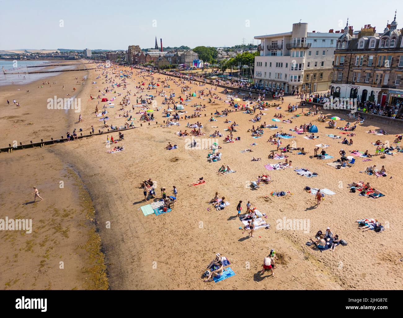 Edinburgh, Schottland, Großbritannien. 18. Juli 2022. Sehr heißes Wetter in Schottland mit Temperaturen von bis zu 31C an der Ostküste. Die heißen Temperaturen brachten Tausende von Sonnenanbetern an die Strände entlang der schottischen Küste. Bild: Der beliebte Portobello-Strand außerhalb von Edinburgh war sehr voll. Iain Masterton/Alamy Live News Stockfoto Edinburgh, Schottland, Großbritannien. 18. Juli 2022. Sehr heißes Wetter in Schottland mit Temperaturen von bis zu 31C an der Ostküste. Die heißen Temperaturen brachten Tausende von Sonnenanbetern an die Strände entlang der schottischen Küste. Bild: Der beliebte Portobello-Strand außerhalb von Edinburgh war sehr voll. Iain Masterton/Alamy Live News Stockfoto