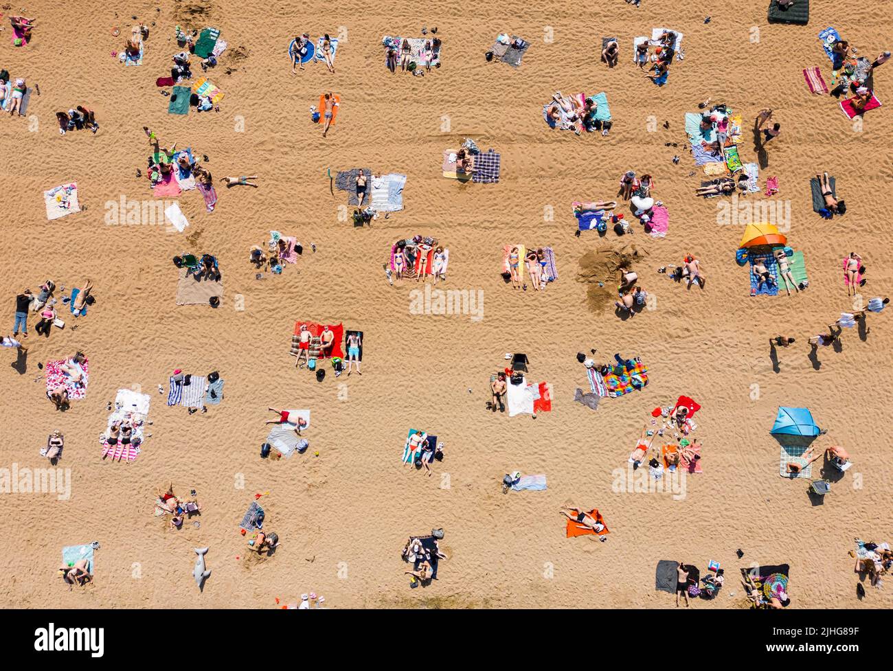 Edinburgh, Schottland, Großbritannien. 18. Juli 2022. Sehr heißes Wetter in Schottland mit Temperaturen von bis zu 31C an der Ostküste. Die heißen Temperaturen brachten Tausende von Sonnenanbetern an die Strände entlang der schottischen Küste. Bild: Der beliebte Portobello-Strand außerhalb von Edinburgh war sehr voll. Iain Masterton/Alamy Live News Stockfoto