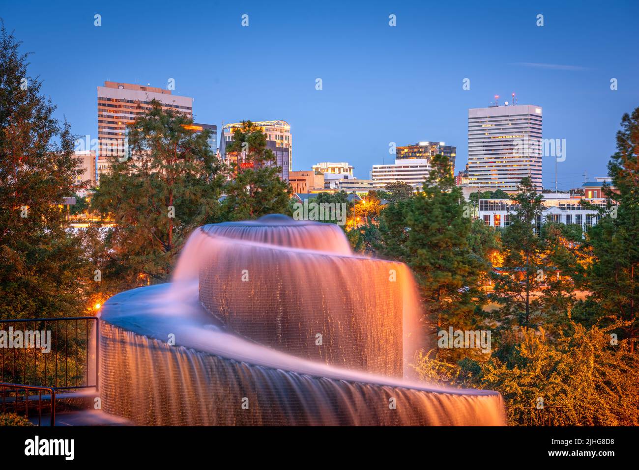 Columbia, South Carolina, USA Skyline und Park in der Abenddämmerung. Stockfoto