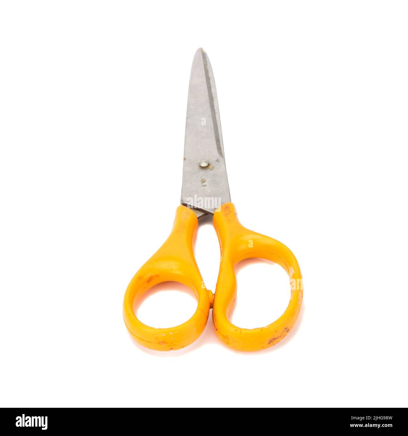 Orangefarbene Schere. Schmutzig. Isoliert, kein weißer Hintergrund. Stockfoto