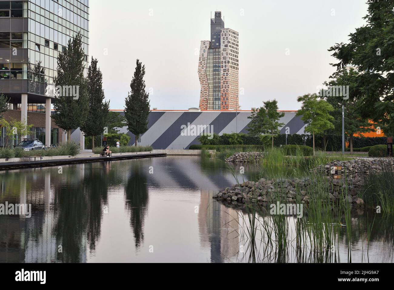 Spielberk Bürozentrum Landschaft mit See und AZ-Turm modernes Wahrzeichen Wolkenkratzer im Hintergrund, Brünn Tschechien. Stockfoto