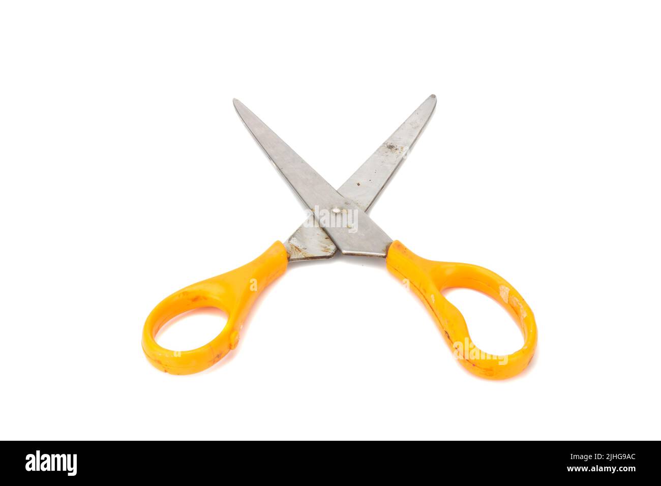 Orangefarbene Schere. Schmutzig. Isoliert, kein weißer Hintergrund. Stockfoto