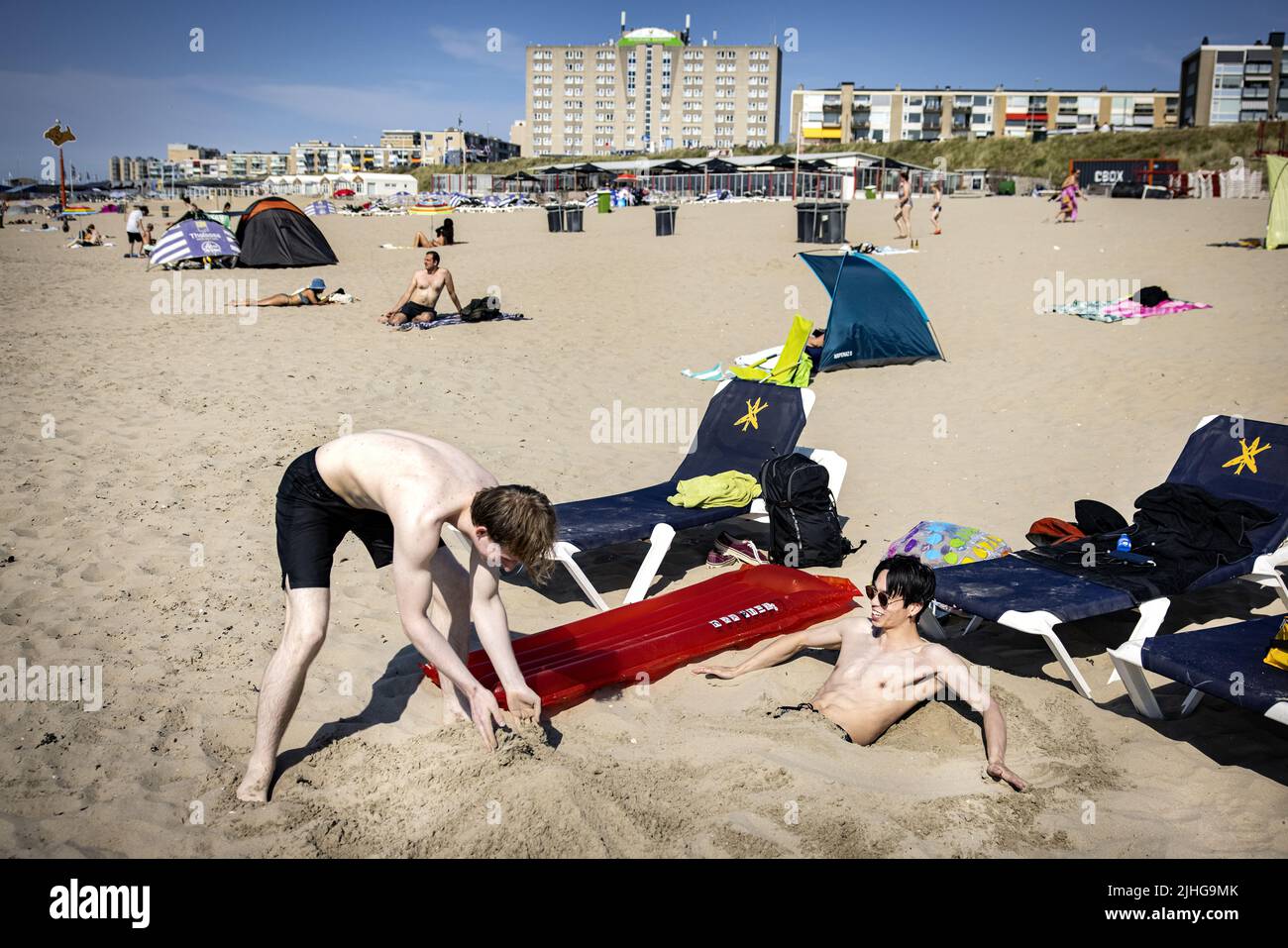 2022-07-18 16:59:15 ZANDVOORT - Strandgänger suchen Erfrischung am Strand von Zandvoort für die tropischen Temperaturen. ANP RAMON VAN FLYMEN niederlande Out - belgien Out Stockfoto