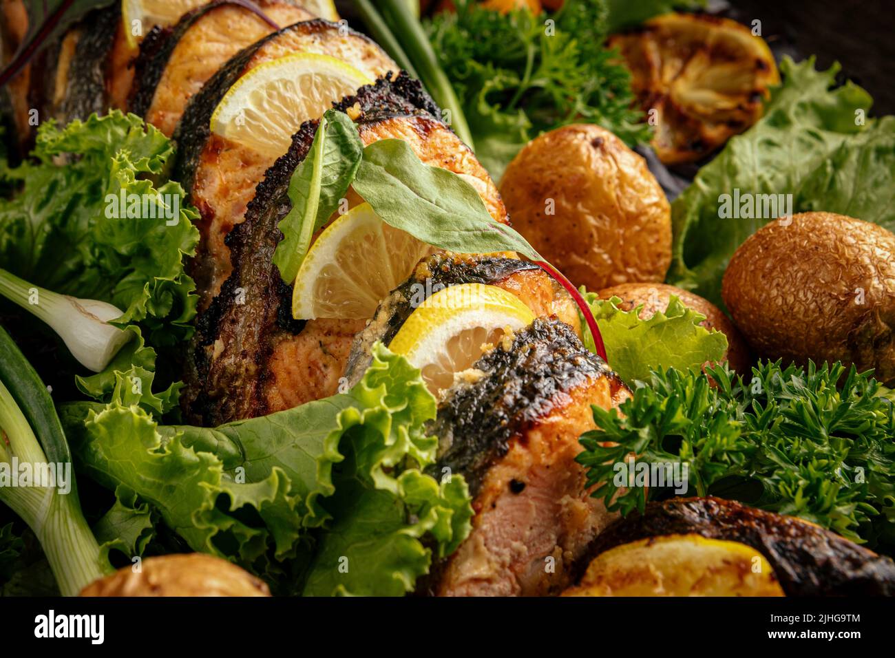 Gourmet-Bankettgericht mit gegrilltem Fisch in Scheiben Stockfoto