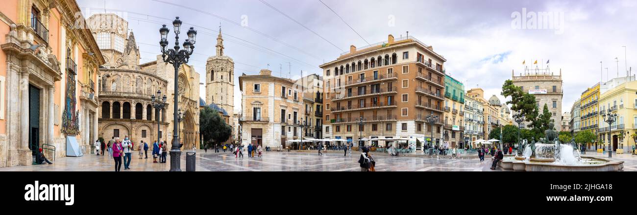 VALENCIA, SPANIEN - 18. NOV 2021: Abendlicher Panoramablick auf den Platz der Heiligen Maria oder Virgens mit dem Tempel der Kathedrale von Valencia, Basilica de la nuestr Stockfoto