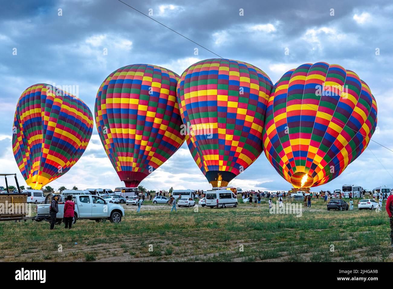 GOREME/TÜRKEI - 26. Juni 2022: Heißluftballons werden für den Morgenflug vorbereitet Stockfoto