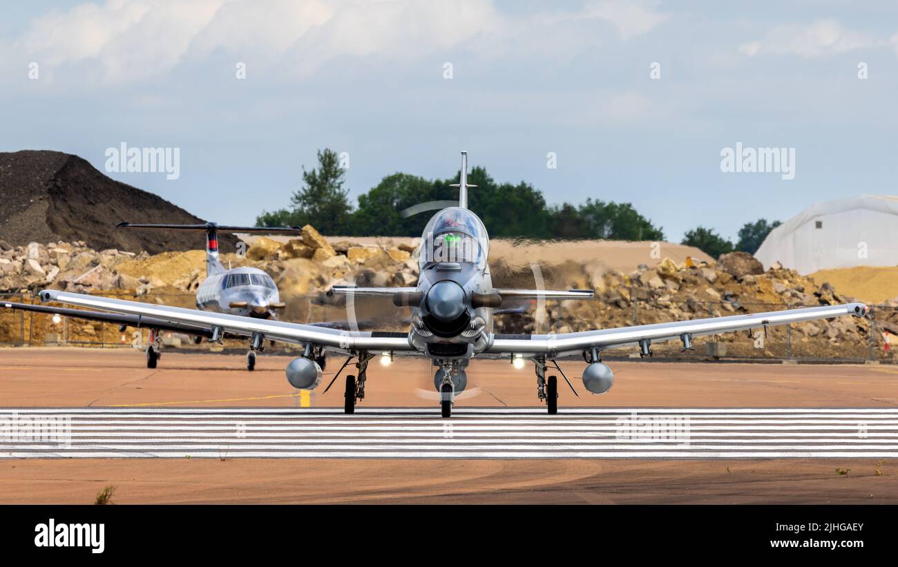 Beechcraft AT-6N Wolverine ‘N610AT’ Rollen bei RAF Fairford am 13.. Juli, um an der Royal International Air Tattoo 2022 teilzunehmen Stockfoto