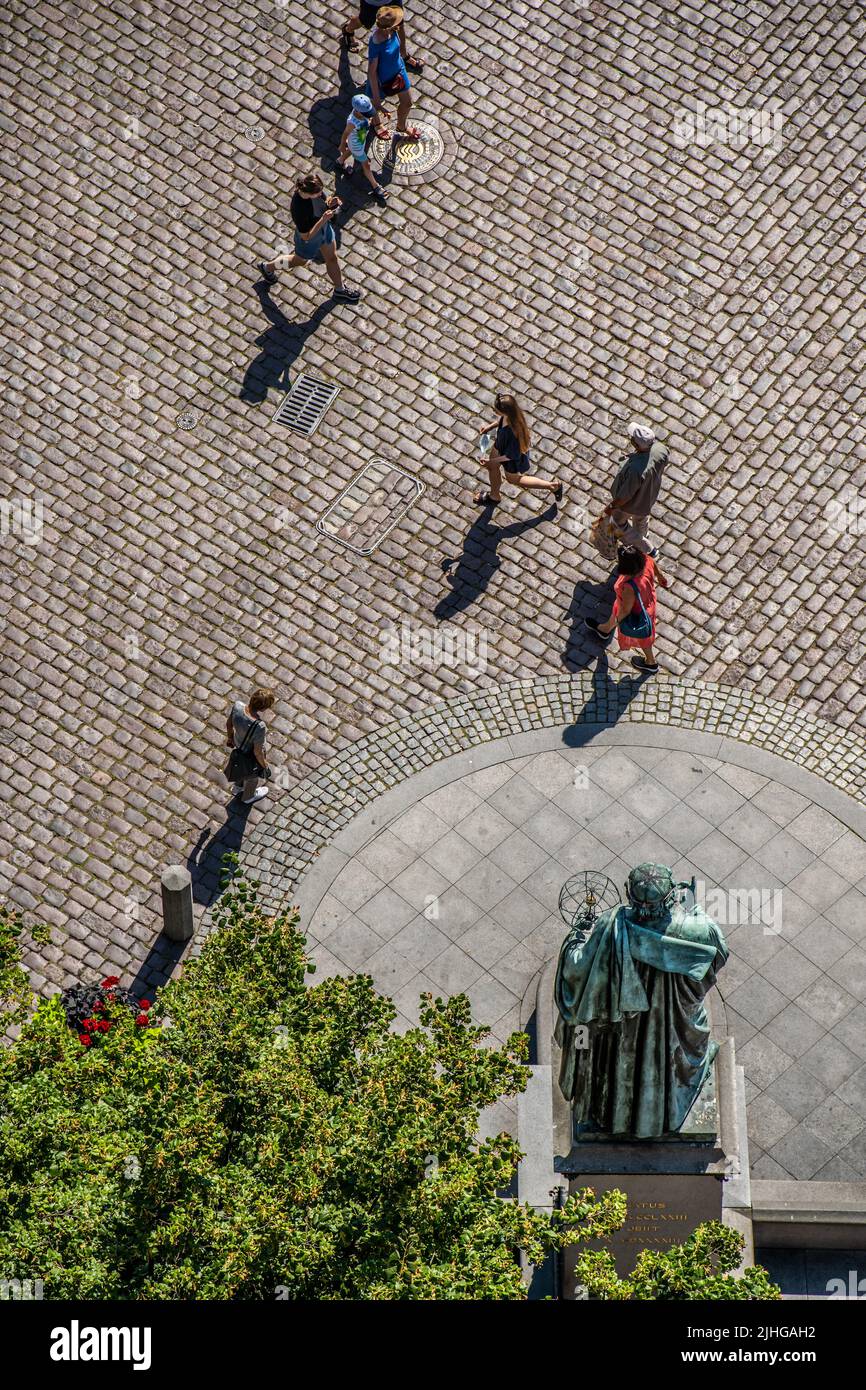 Torun, Polen - August 2020 : Nicolaus Copernicus Statue in Torun Altstadt im Sommer, aufgenommen von der Aussichtsplattform im Ratusz Clo Stockfoto