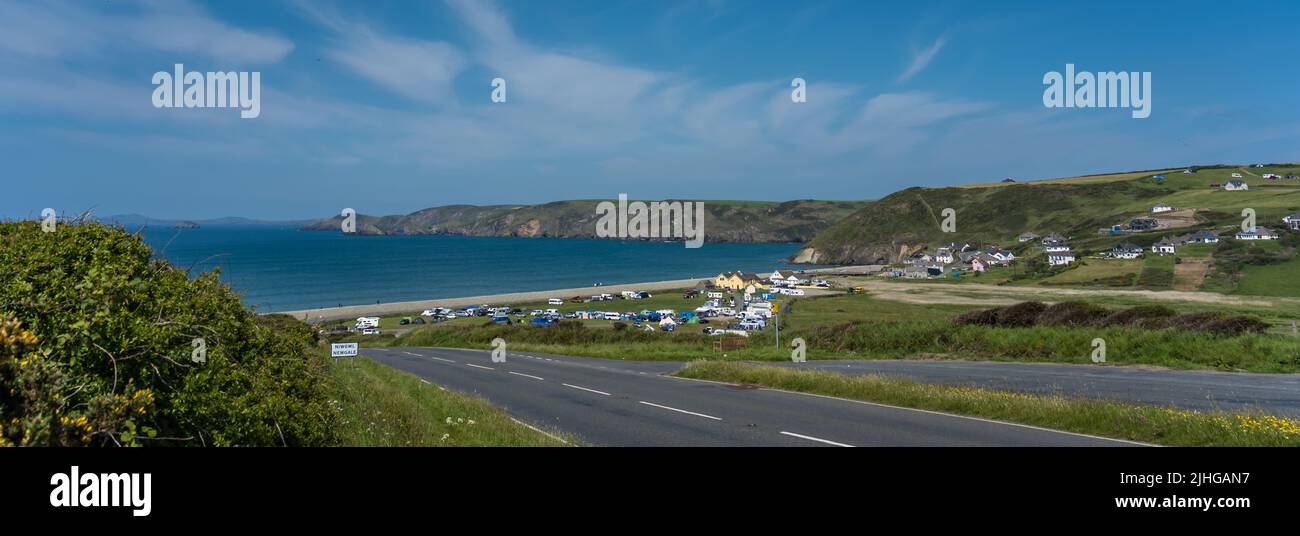 Whitesands Bay, Wales - Mai 2021 : Panoramablick auf die Straße hinter St Davids, die zum Whitesands Bay Strand und den Klippen führt Stockfoto