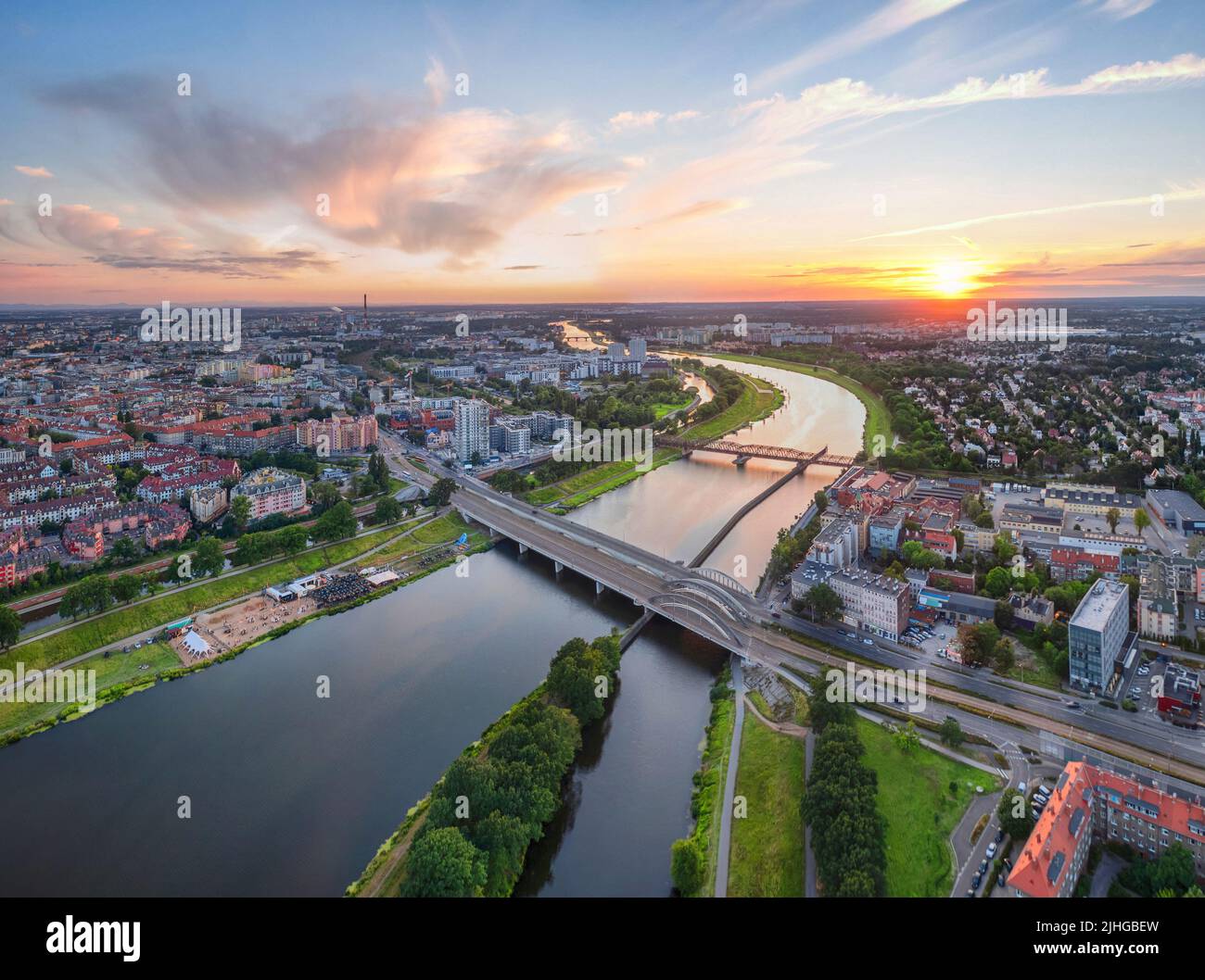 Breslau, Polen, Luftaufnahme der Warschauer Brücken (Mosty Warszawskie) über der Odra bei Sonnenuntergang Stockfoto