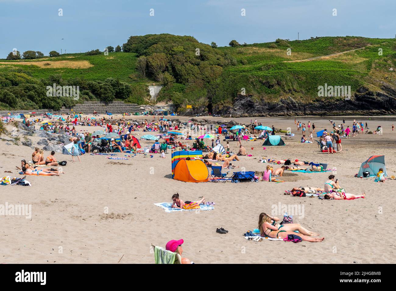 Rossarbery, West Cork, Irland. 18.. Juli 2022. Am Warren Beach in West Cork treffen heute die Temperaturen auf 28C. Touristen und Einheimische strömten zum Strand, um das Beste aus dem heißen Wetter zu machen. Quelle: AG News/Alamy Live News Stockfoto