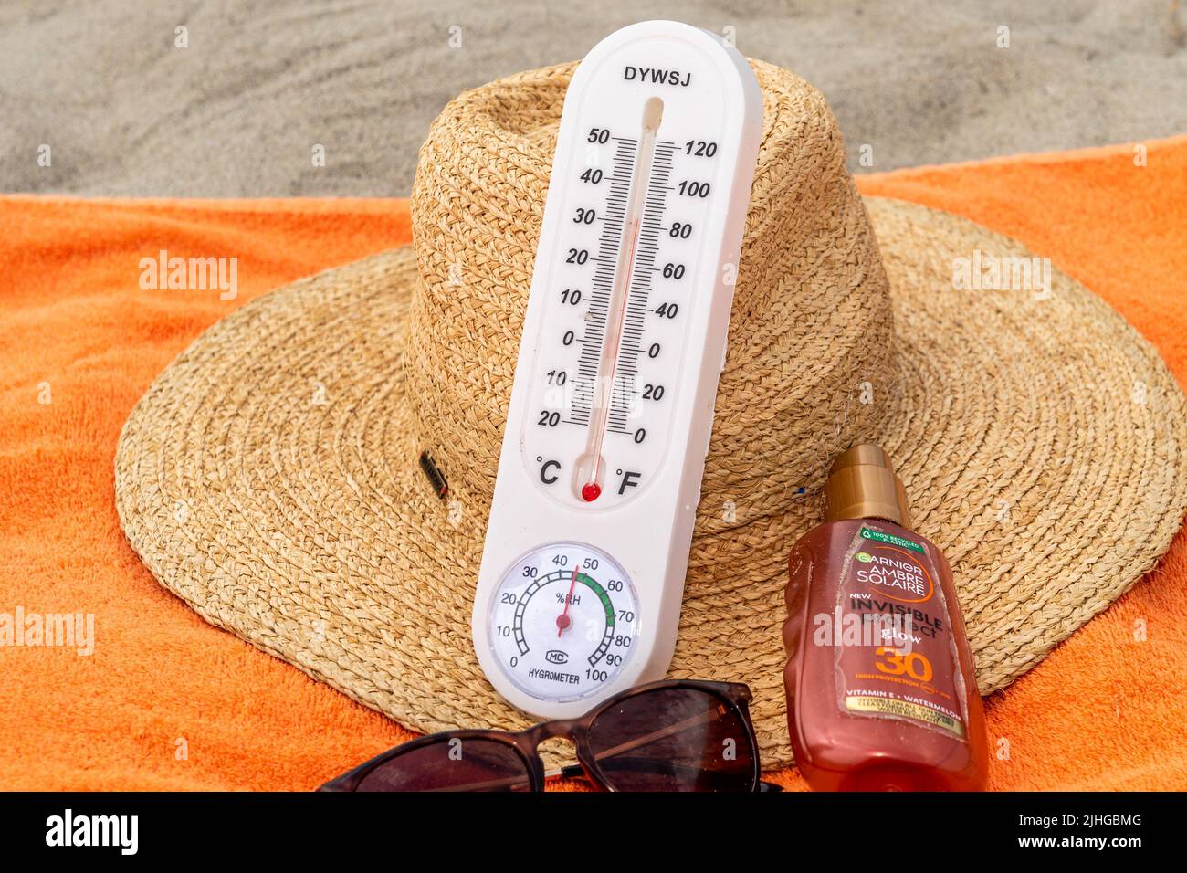 Rossarbery, West Cork, Irland. 18.. Juli 2022. Am Warren Beach in West Cork treffen heute die Temperaturen auf 28C. Touristen und Einheimische strömten zum Strand, um das Beste aus dem heißen Wetter zu machen. Quelle: AG News/Alamy Live News Stockfoto
