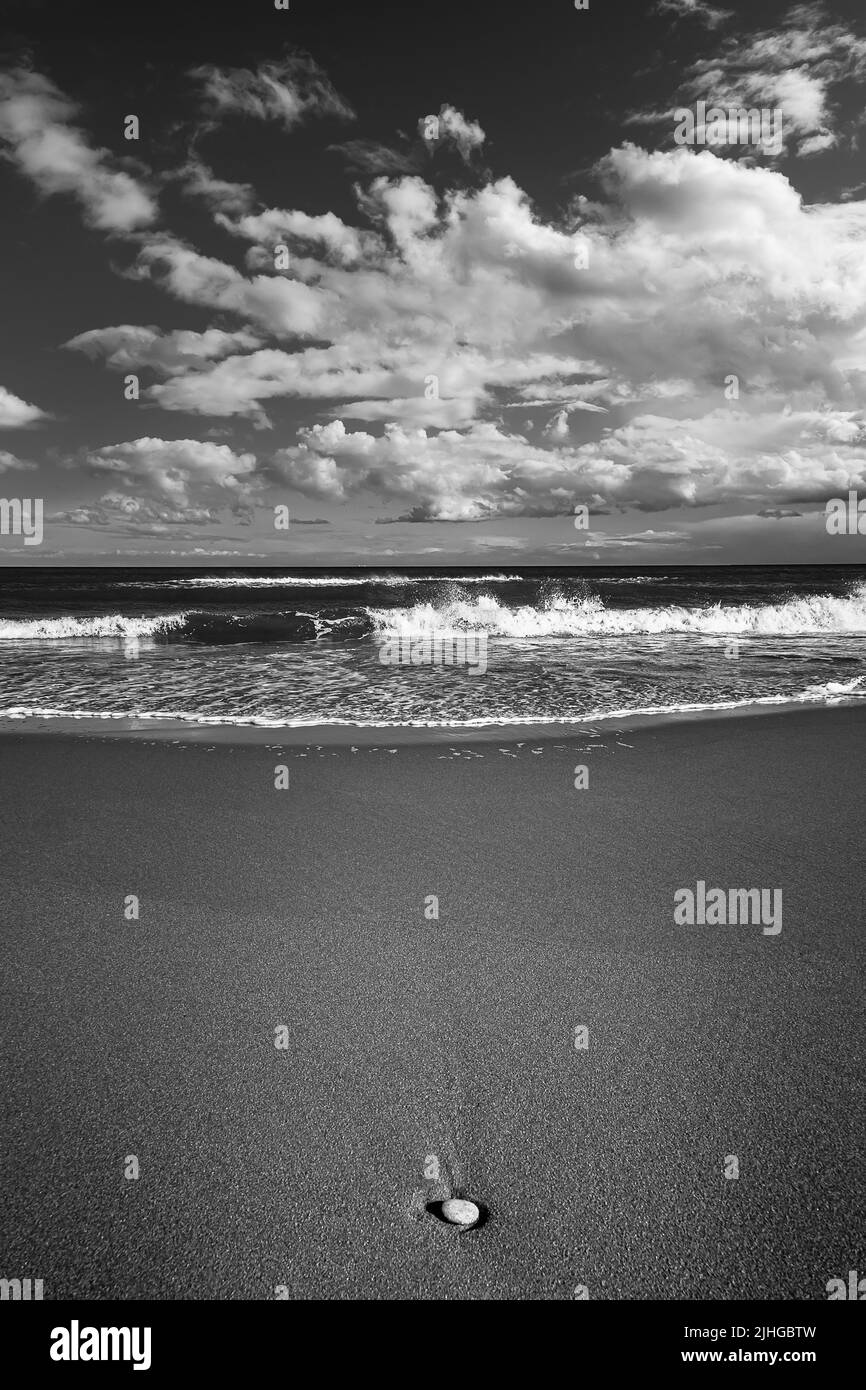 Dramatischer Himmel über Lunanbay Beach, in Mono Stockfoto