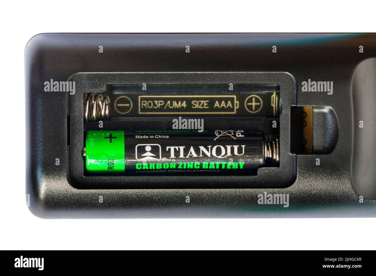Eine Tianqiu Zink-Kohle-Batterie in der Fernbedienung, der andere Steckplatz leer Stockfoto