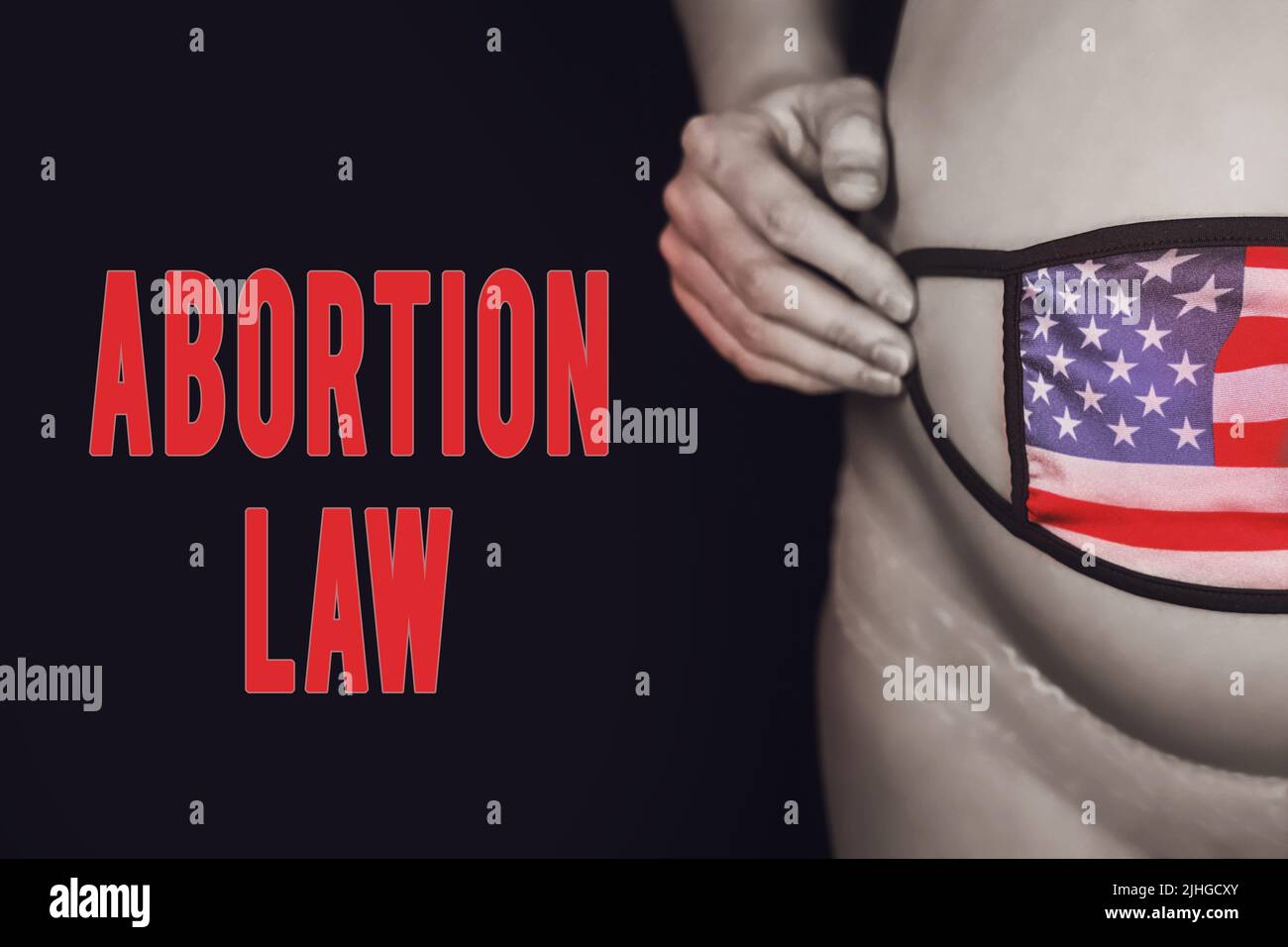 Die Aufschrift Abtreibungsgesetz und Schwangeren auf schwarzem Hintergrund mit medizinischer Maske und usa-Flagge. Das Konzept der Probleme mit dem Coronavirus während der PR Stockfoto