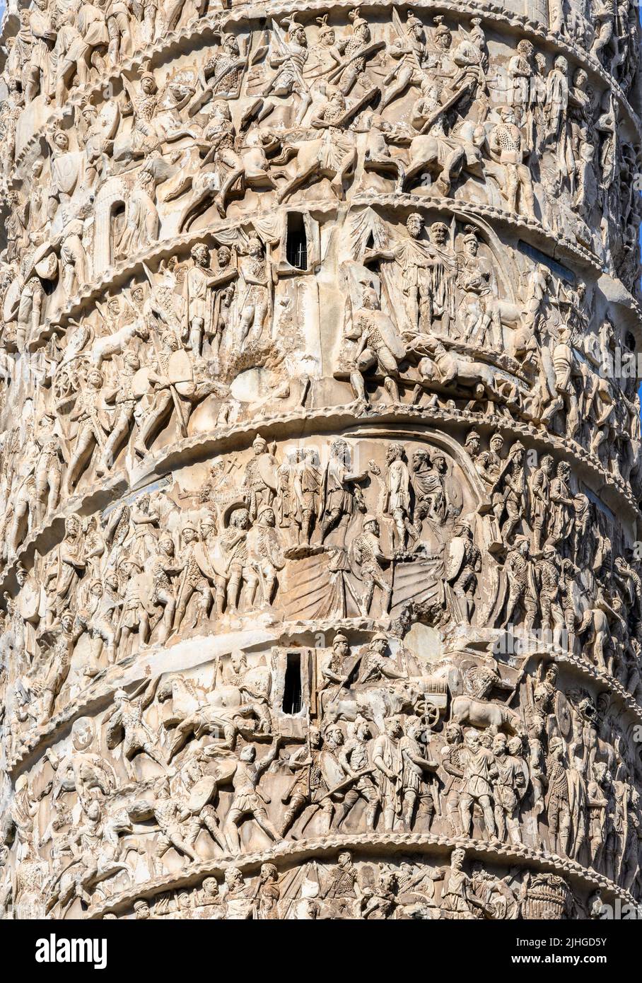 Detail der Kampfszenen und Triumphzüge auf der römischen Siegessäule des Marcus Aurelius, Ende des 2.. Jahrhunderts n. Chr. Die Geschichte der Danu erzählen Stockfoto