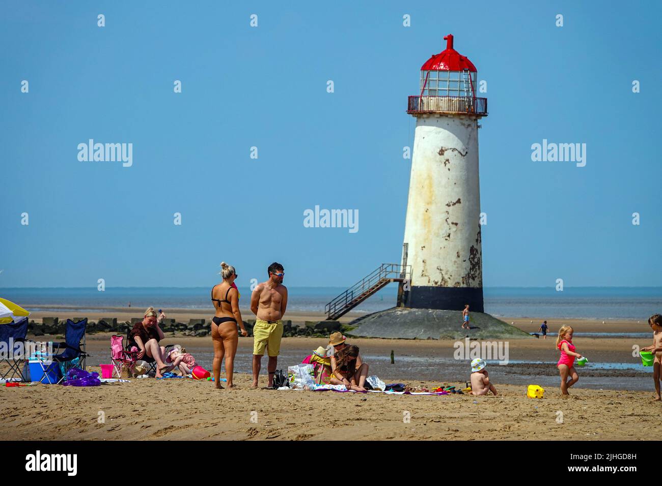 Der heißeste Tag in Großbritannien am Talacre Beach und am Point of Ayr Lighthouse, Flintshire, Nordwales Stockfoto