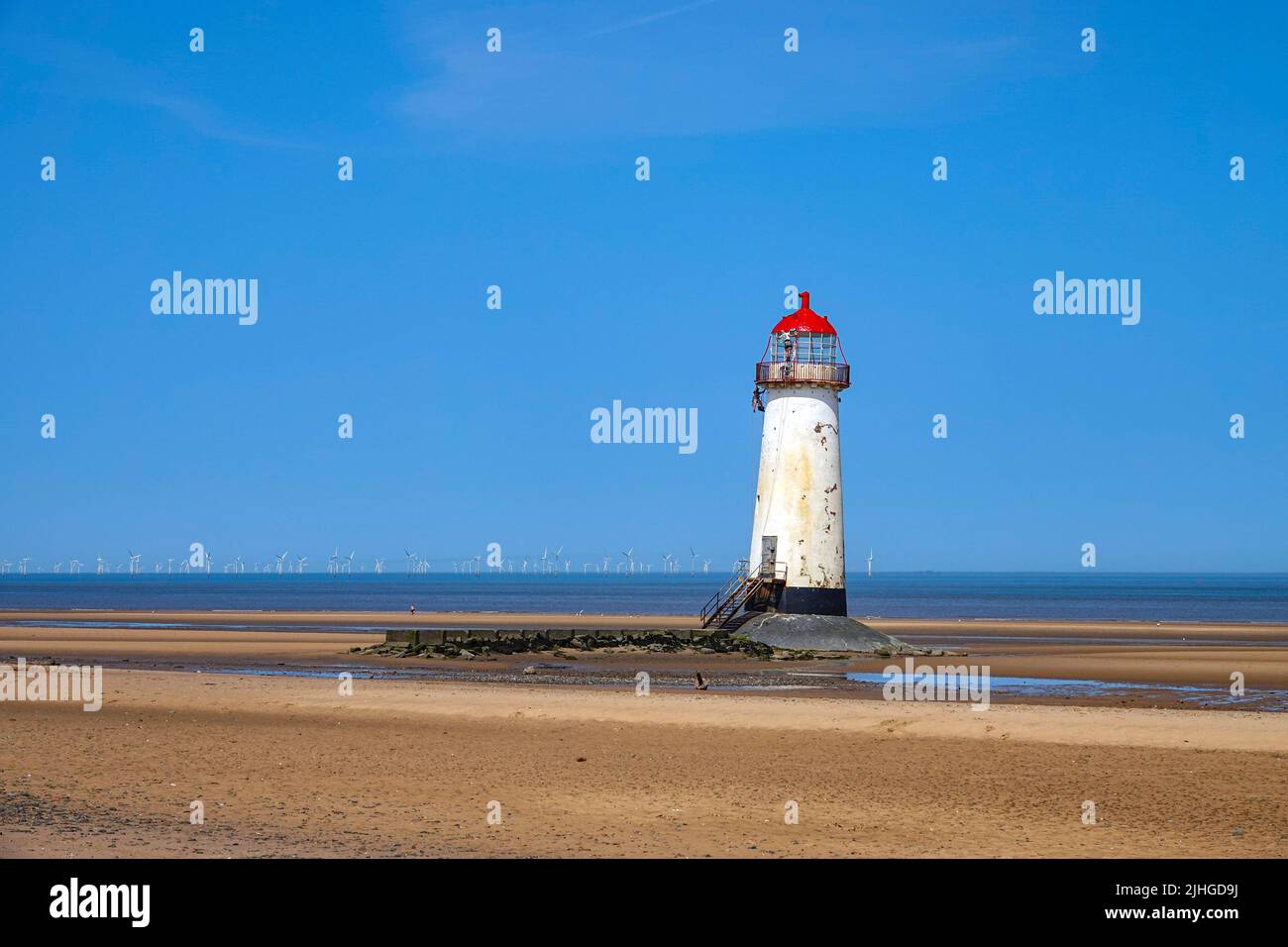 Der heißeste Tag in Großbritannien am Talacre Beach und am Point of Ayr Lighthouse, Flintshire, Nordwales Stockfoto