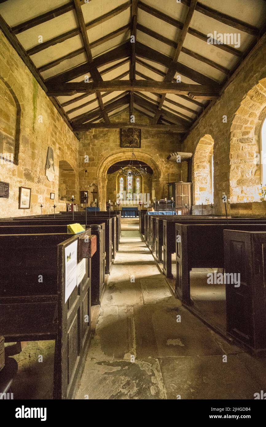All Saints Church, Great Ayton aus dem 12.. Jahrhundert aus lokalem Sandstein erbaut. Auf dem Kirchengelände befindet sich das Familiengrab von Captain James Cook. Stockfoto
