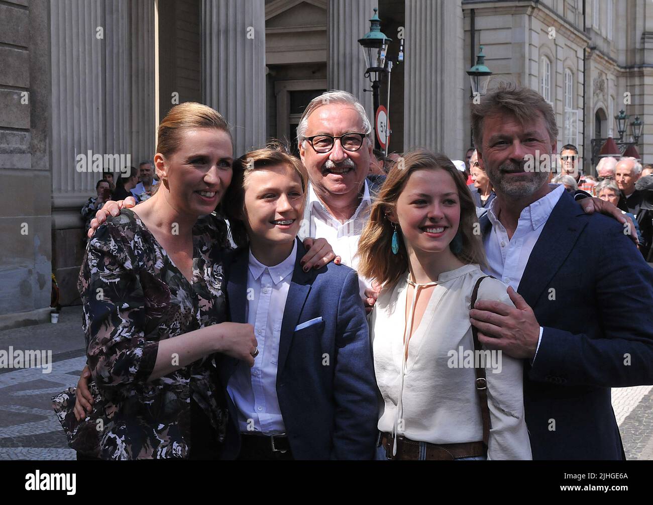 Kopenhagen /Dänemark./ 27. Juni 2019/ Dänemarks neue Premierministerin mette Frederiksen begrüßt ihren Vater und ihre beiden Kinder sowie ihren Freund Bo tengberg, nachdem sie ihr Ministerteam an die Königin margrethe II. Von Denamrk gebettet und Medien vor dem Schloss Amalienborg in der dänischen Hauptstadt Kopenhagen vorgeführt hat. Sie ist 2. Sozialdemokratische Premierministerin und sie ist 2. Sozialdemokratische Premierministerin dänemarks, sie mit ihrer Familie .. (Foto..Francis Dean / Deanpices. Stockfoto