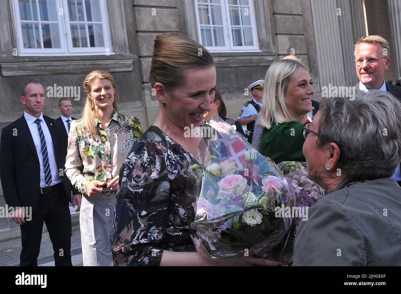 Kopenhagen /Dänemark./ 27. Juni 2019/ Dänemarks neue Premierministerin mette Frederiksen begrüßt ihren Vater und ihre beiden Kinder sowie ihren Freund Bo tengberg, nachdem sie ihr Ministerteam an die Königin margrethe II. Von Denamrk gebettet und Medien vor dem Schloss Amalienborg in der dänischen Hauptstadt Kopenhagen vorgeführt hat. Sie ist 2. Sozialdemokratische Premierministerin und sie ist 2. Sozialdemokratische Premierministerin dänemarks, sie mit ihrer Familie .. (Foto..Francis Dean / Deanpices. Stockfoto