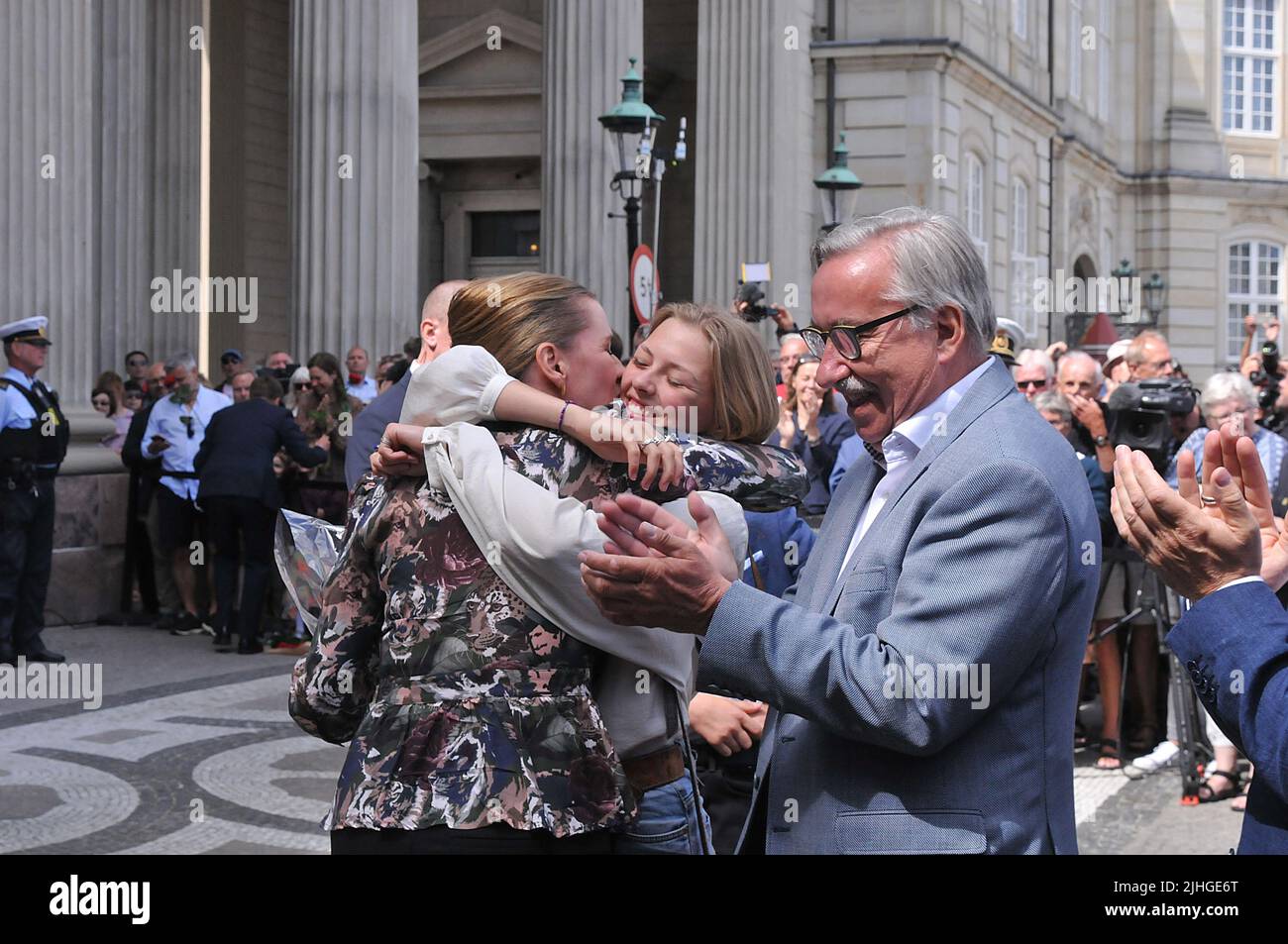 Kopenhagen /Dänemark./ 27. Juni 2019/ Dänemarks neue Premierministerin mette Frederiksen begrüßt ihren Vater und ihre beiden Kinder sowie ihren Freund Bo tengberg, nachdem sie ihr Ministerteam an die Königin margrethe II. Von Denamrk gebettet und Medien vor dem Schloss Amalienborg in der dänischen Hauptstadt Kopenhagen vorgeführt hat. Sie ist 2. Sozialdemokratische Premierministerin und sie ist 2. Sozialdemokratische Premierministerin dänemarks, sie mit ihrer Familie .. (Foto..Francis Dean / Deanpices. Stockfoto