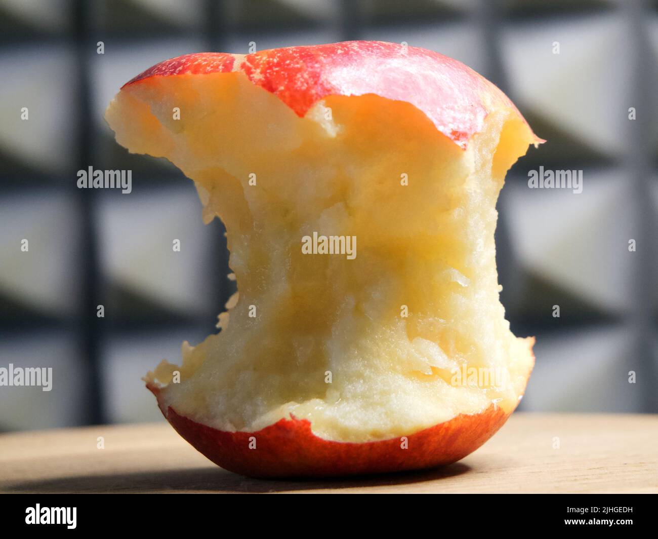 Ein gebissenen roten Apfel, Nahaufnahme. Apple Core. Stockfoto
